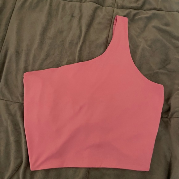 Super cute one shoulder top - Picture 3 of 7